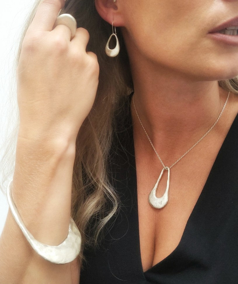 Handcrafted pearlescent bracelet in sterling silver